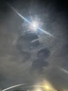 “Reflexiones Bajo el Cielo de Kissimmee: Luz Entre las Sombras”