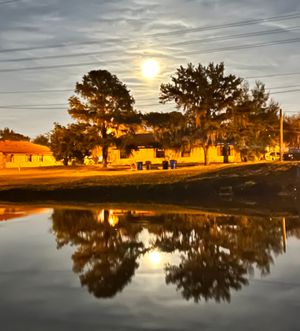 “Día de Gratitud y Belleza: Reflejos de Amanecer a Luna Llena”