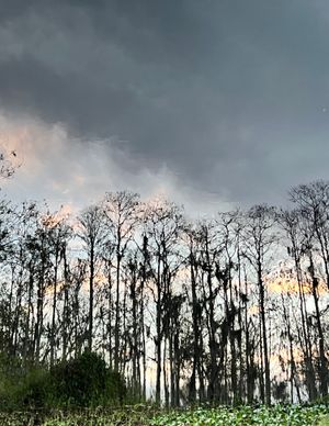 Entre lo Celestial y lo Terrenal: Reflejos del Río y Ecos de la Fe
